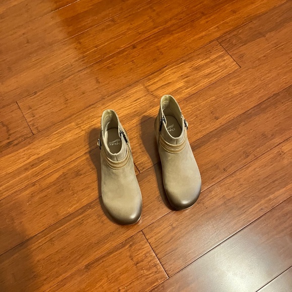 ALMOST NEW- Dansko Brook Taupe Ankle Bootie, Memory Foam, Arch Support - Size 37 - Picture 3 of 3